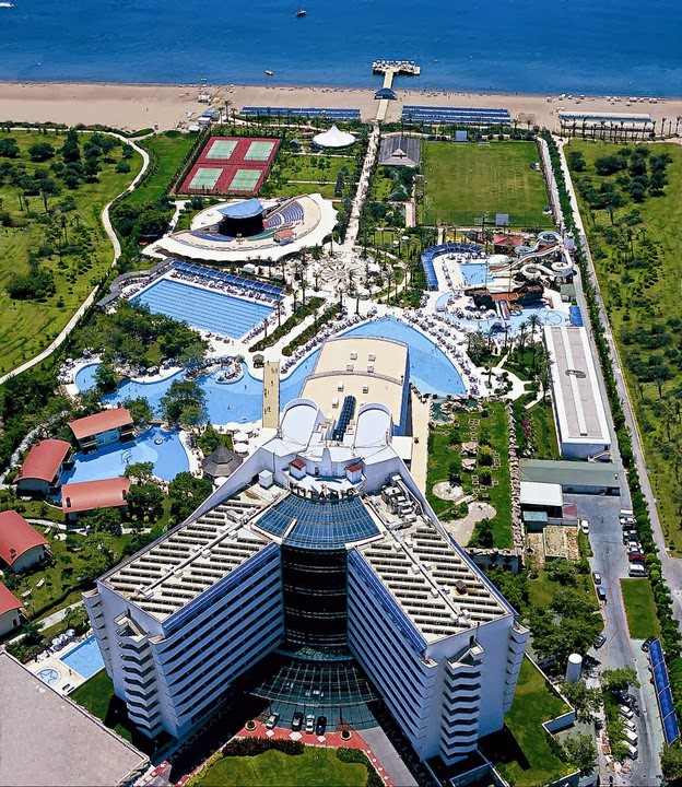 imagini hotel TITANIC LARA